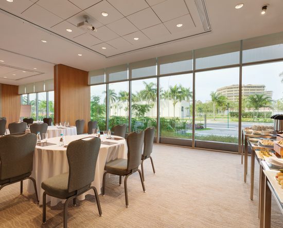 Sala de reuniones con mesas redondas para banquetes y variedades de bufé